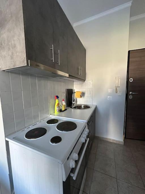 Margarita'S Getaway Apartment พาทรา ภายนอก รูปภาพ